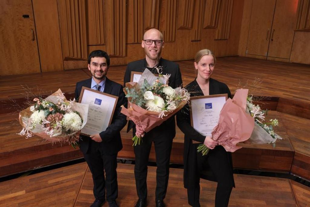 Kördirigenten Alexander Lüken vann finalen i Eric Ericson Award i Berwaldhallen 2024. Här med de två andra finalisterna, Heide Müller, Tyskland och Marcel Ortega i Martí, Spanien. Foto: Arne Hyckenberg