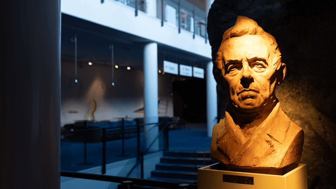 En byst av kompositören Franz Berwald står i foajén på Berwaldhallen