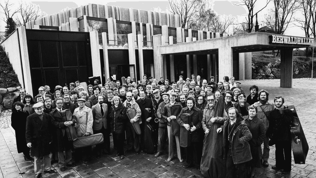 Ett svartvitt foto av Sveriges Radios Symfoniorkester vid invigningen av Berwaldhallen 1979. Bild ur SVT:s arkiv.