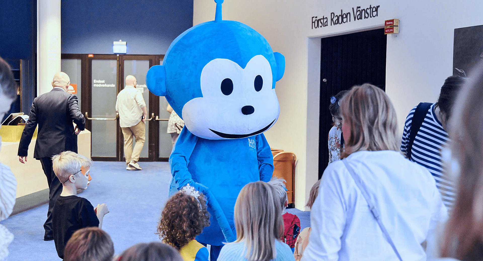 Radioapan tar emot barn på Barwaldhallen.