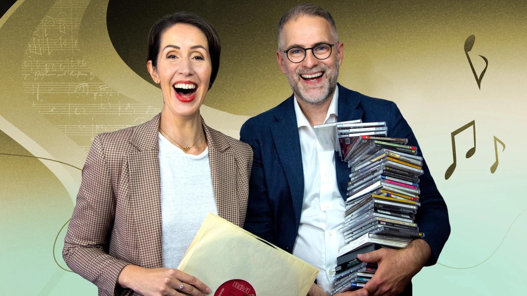 Clara Törnvall och Johan Korssell med skivor i famnen. Hon med LP-skiva och han med en trave CD-skivor.