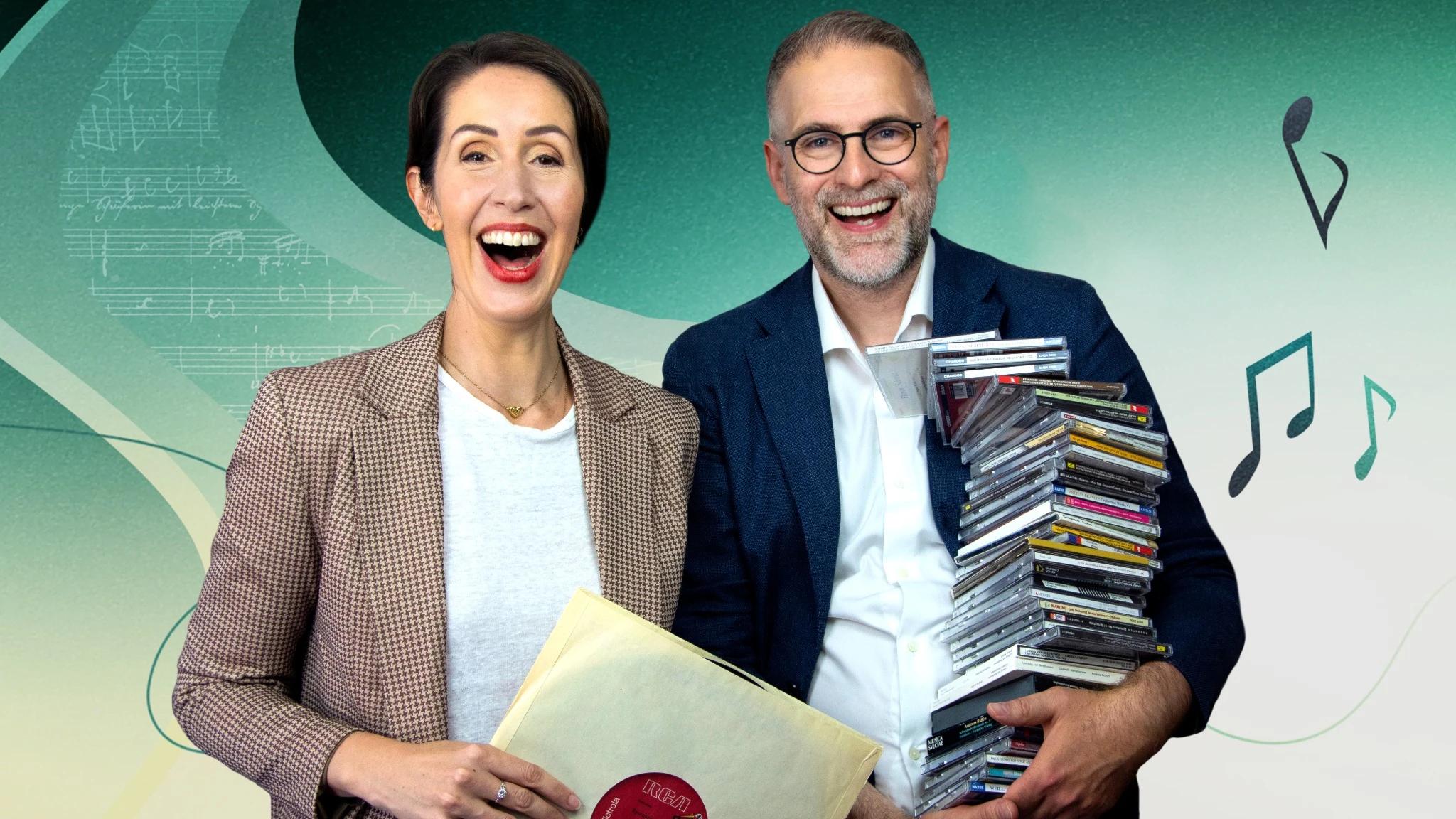 Clara Törnvall och Johan Korssell med skivor i famnen. Hon med LP-skiva och han med en trave CD-skivor.