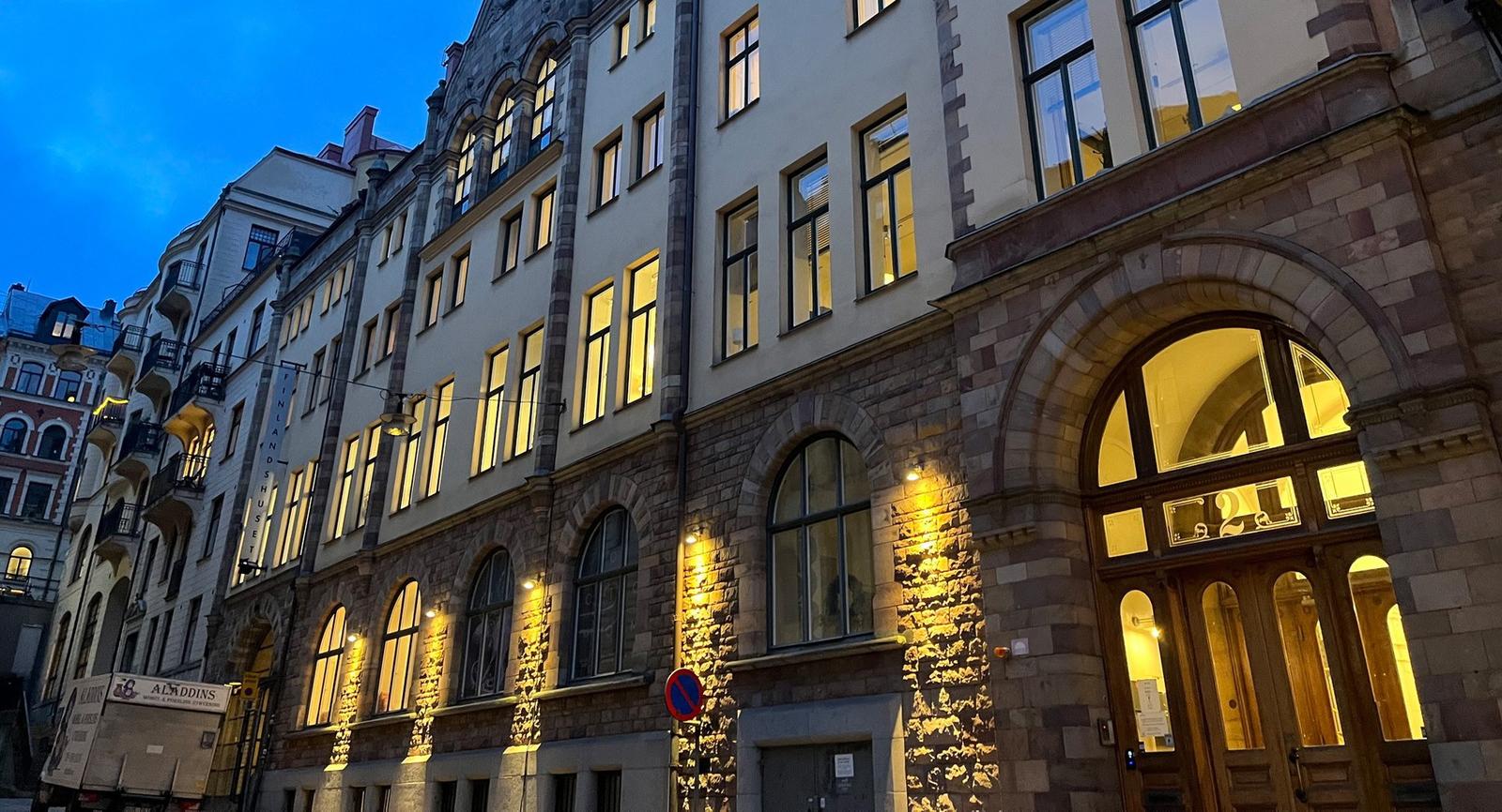 Finlandsinstitutets fasad i kvällsljus.