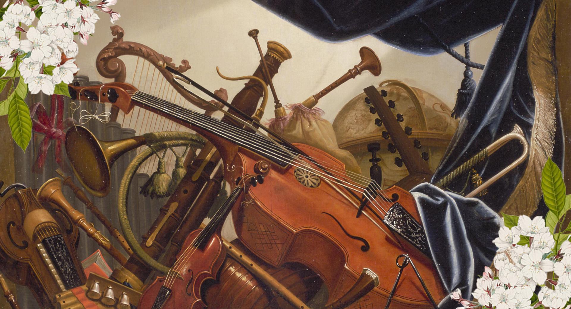 En målning av instrument som ligger huller om buller, delvis omsvepta av blå sammet. I två av hörnen skymtar vita körsbärsblommor.