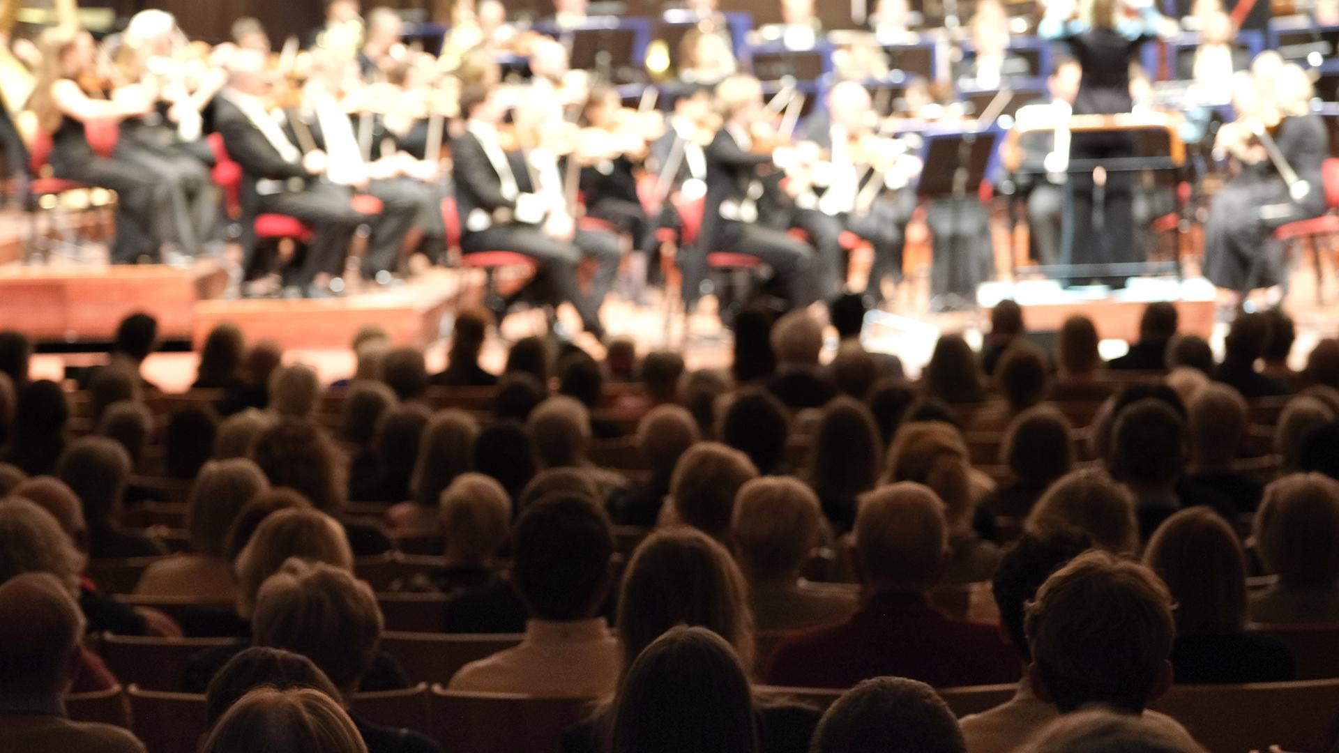 Publik framför scenen där Sveriges Radios symfoniorkester spelar konsert