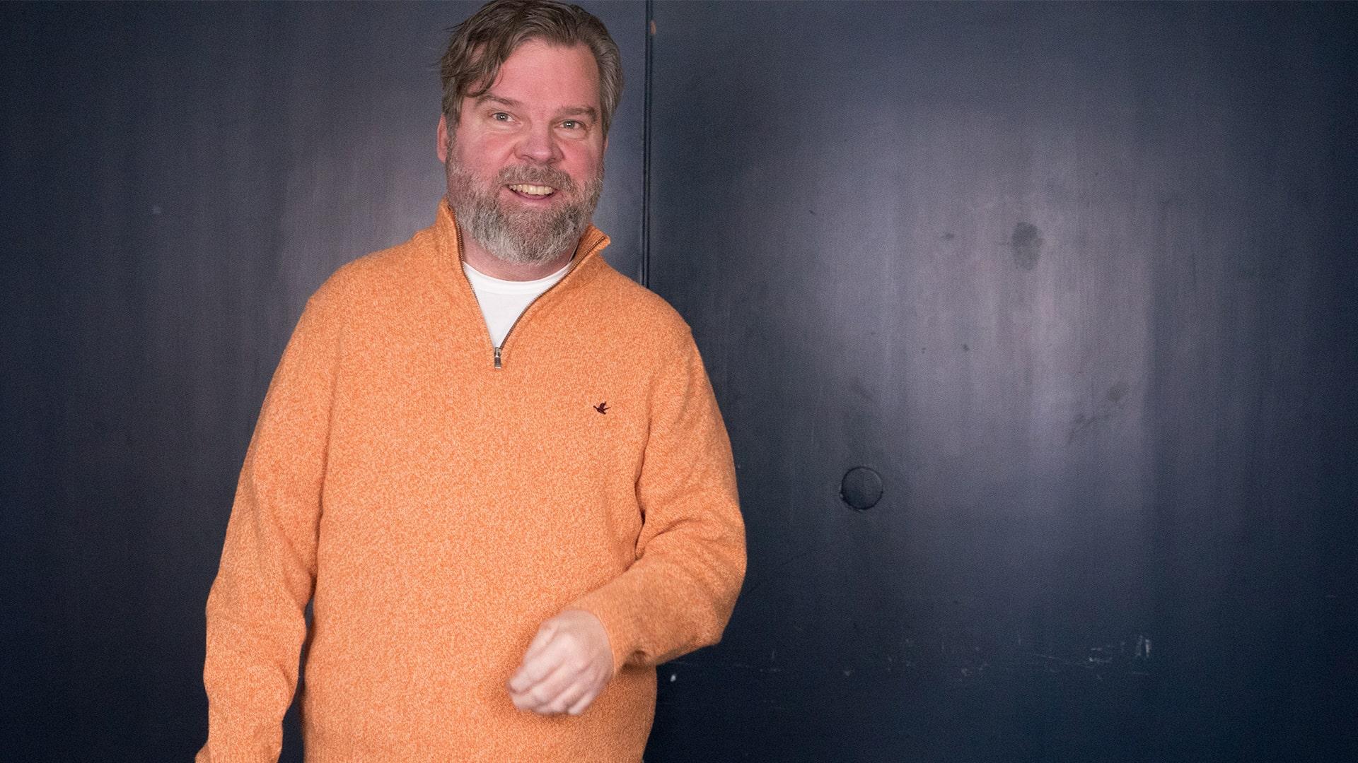 Niklas Engqvist, Radiokören. Glad man med skägg och klädd i orange tröja.