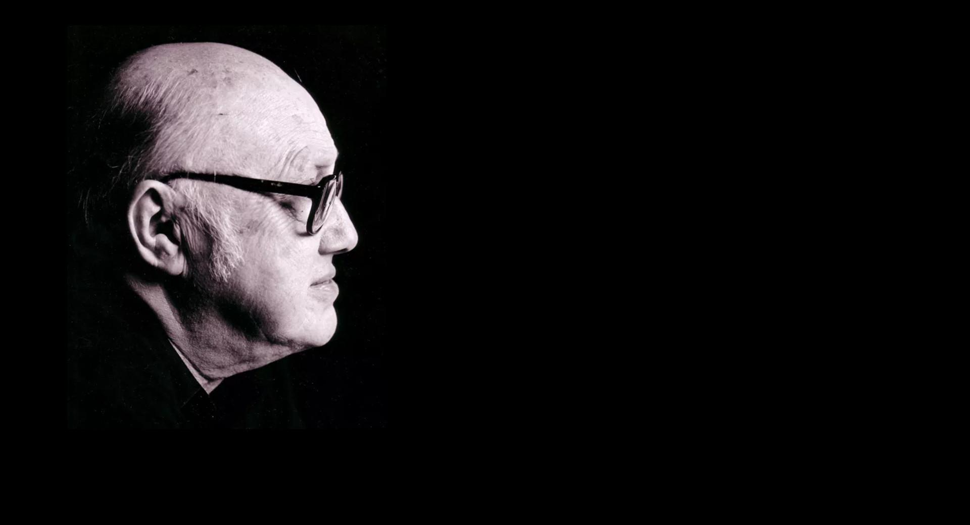 Porträttbild på Eric Ericson i profil mot svart bakgrund