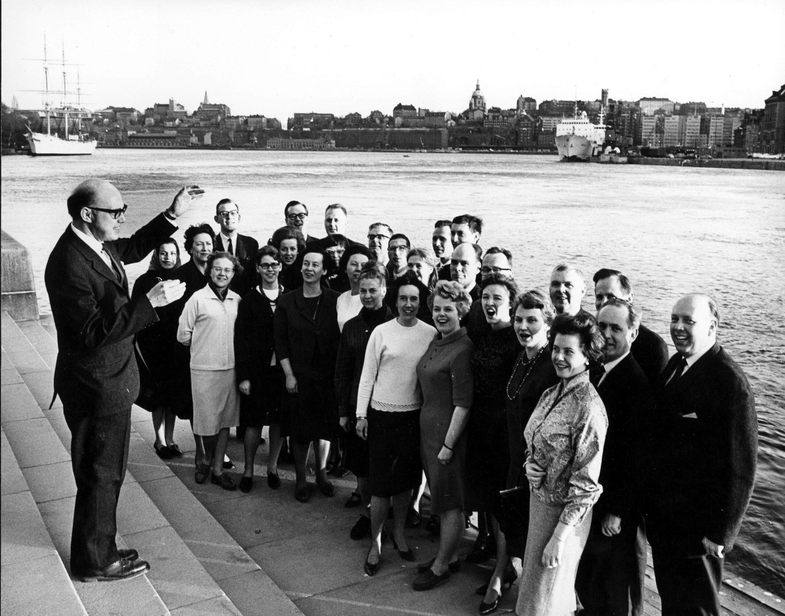 Eric Ericson dirigerar Radiokören utomhus 1970. Foto: Bertil S-son Aberg