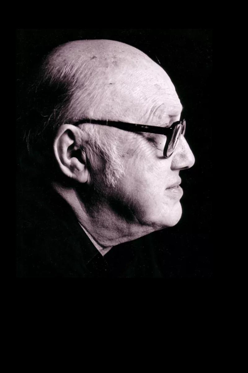 Eric Ericson i profil mot svart bakgrund.