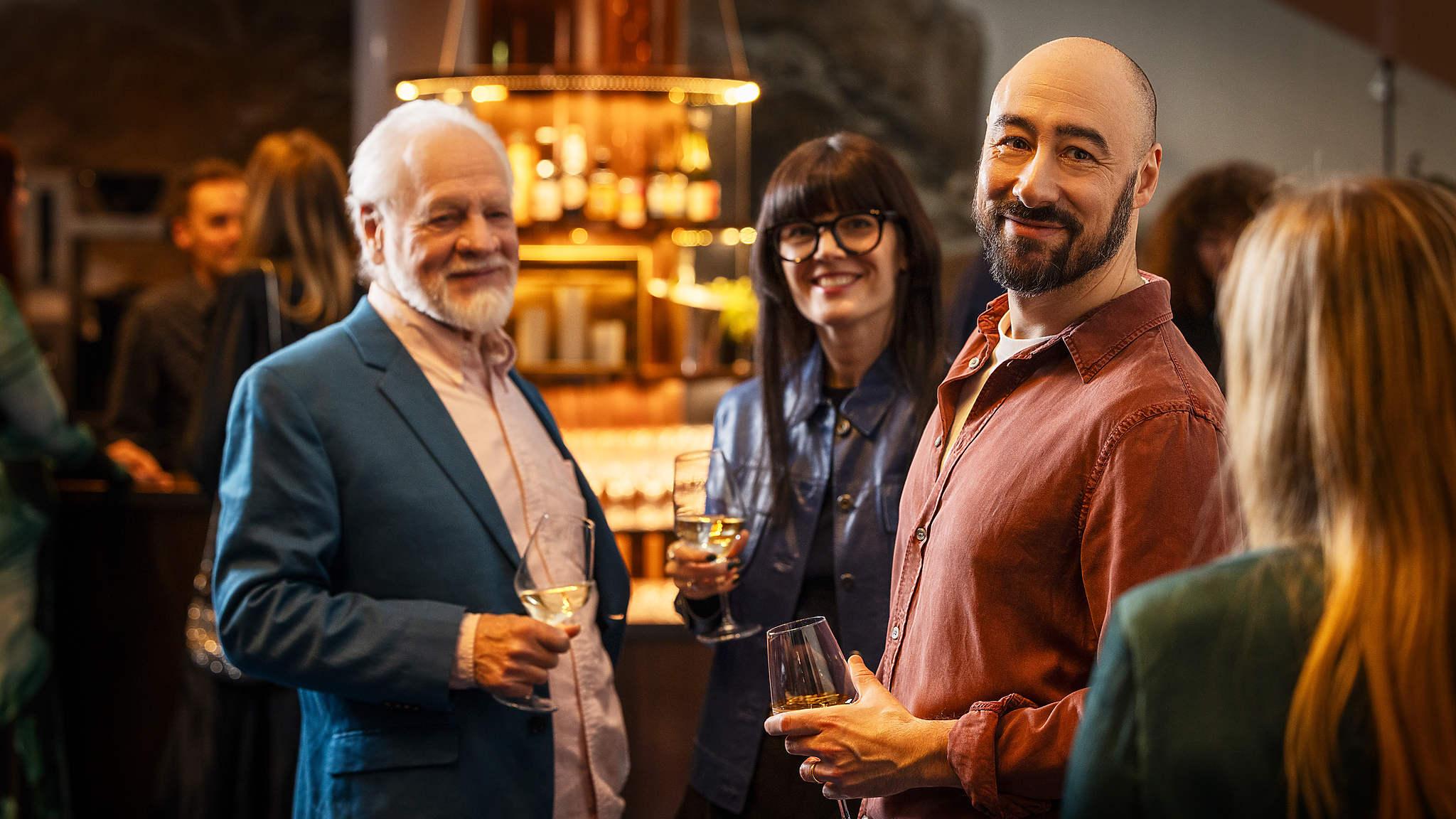 Människor samtalar och har trevligt i baren i foajén i Berwaldhallen