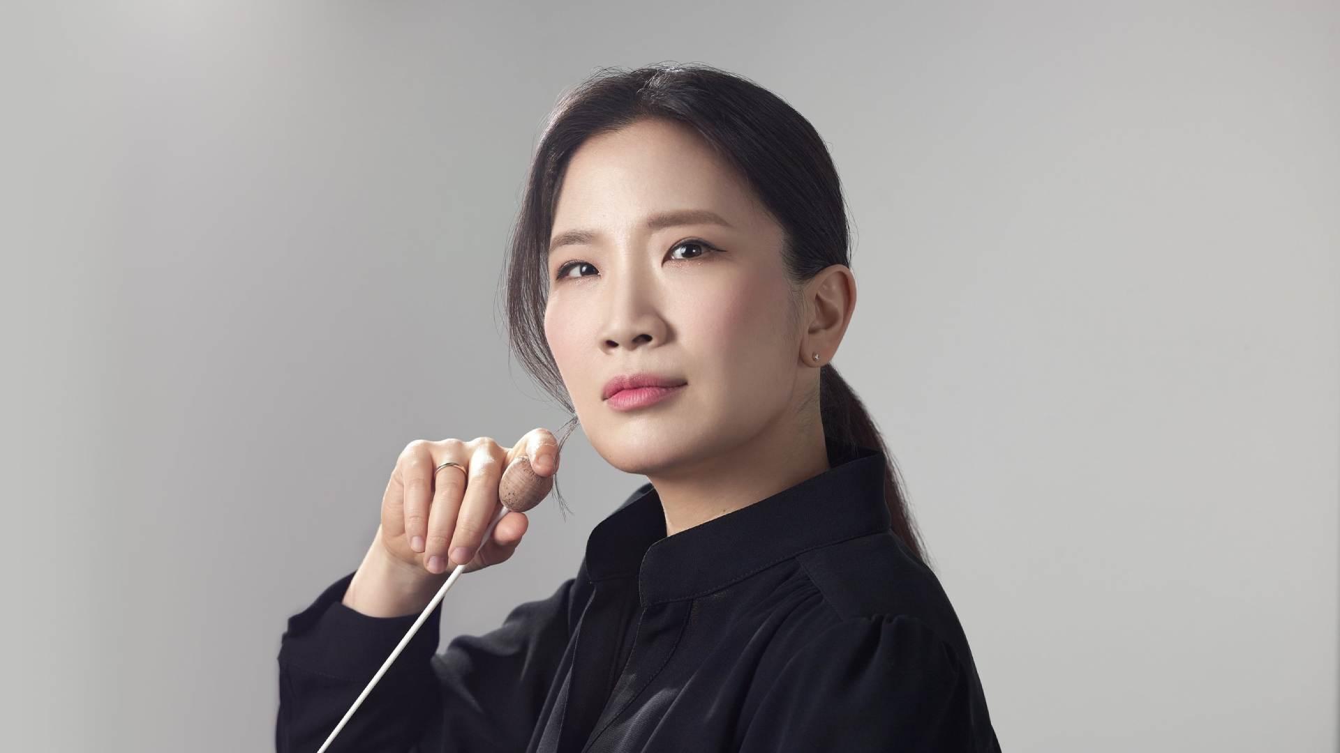 Eun Sun Kim sitter ner med en dirigentpinne i höger hand.