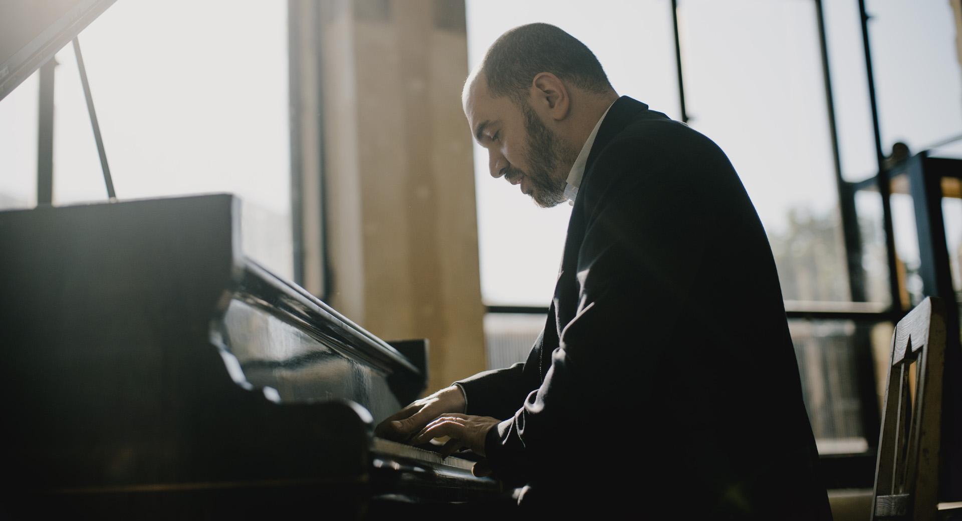 Kirill Gerstein vid flygel.