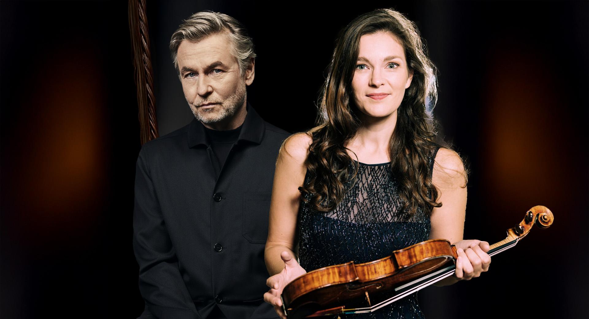 Esa-Pekka Salonen i svart kostym och Janine Jansen i en svart klänning, hållandes en violin framför en mörkröd bakgrund.