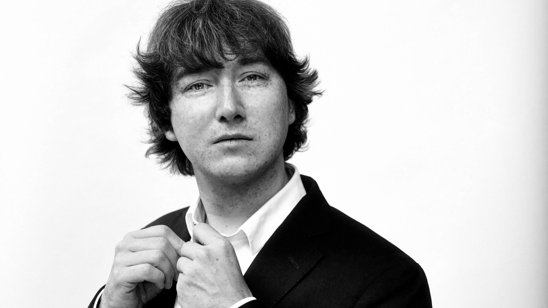 Ett svartvitt foto på Maxim Emelyanychev.