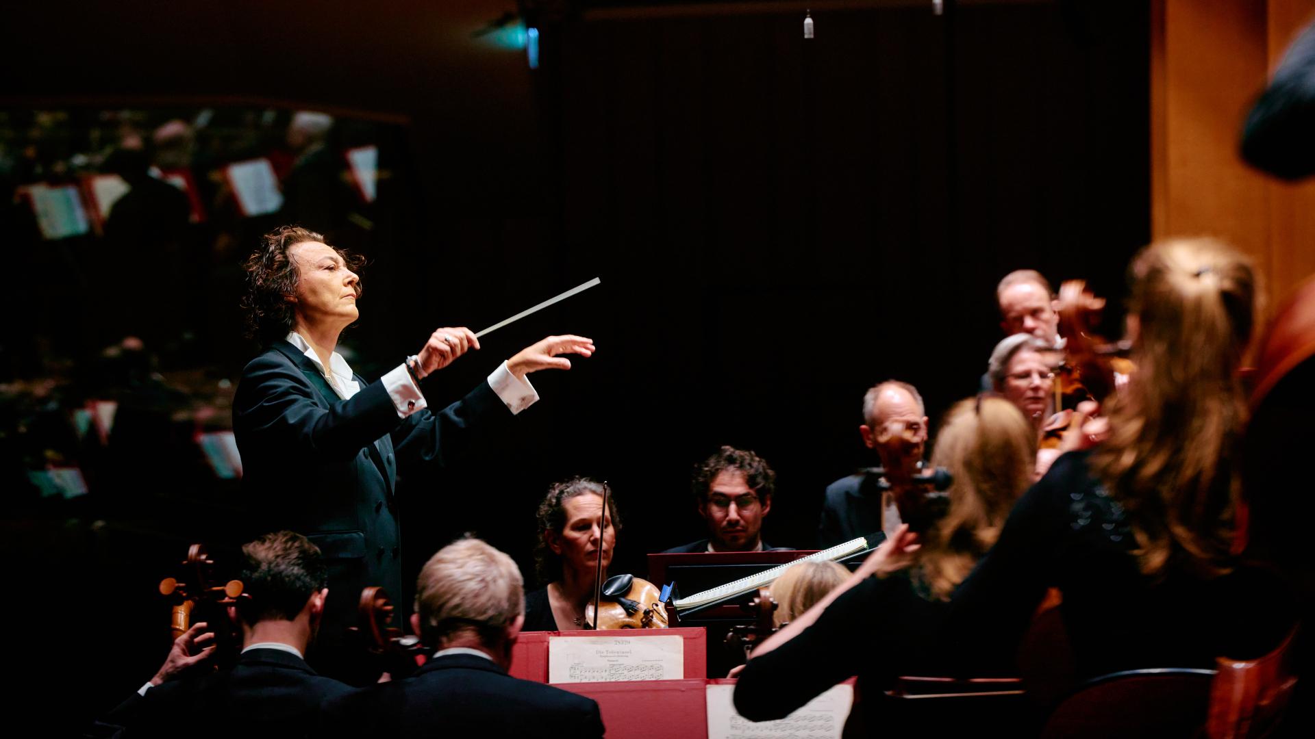 Nathalie Stutzmann dirigerar Sveriges Radios Symfoniorkester.