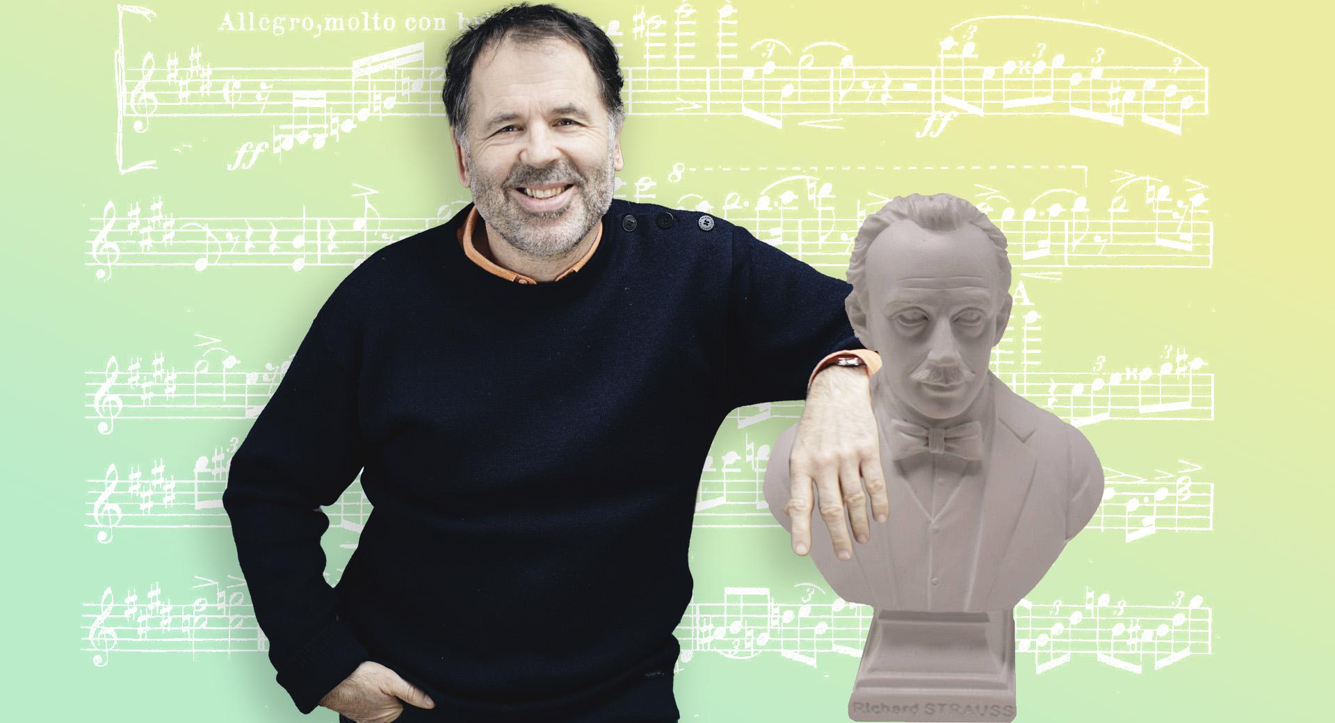 Gregor Zubicky står lutad mot en byst av Richard Strauss mot en gröngul bakgrund med vita noter.