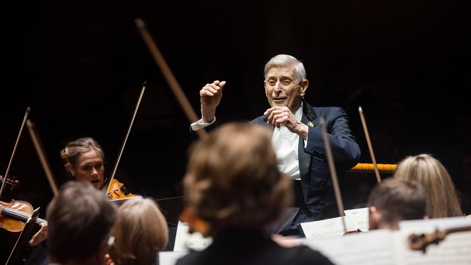 Ett foto på Herbert Blomstedt som dirigerar Sveriges Radios Symfoniorkester.