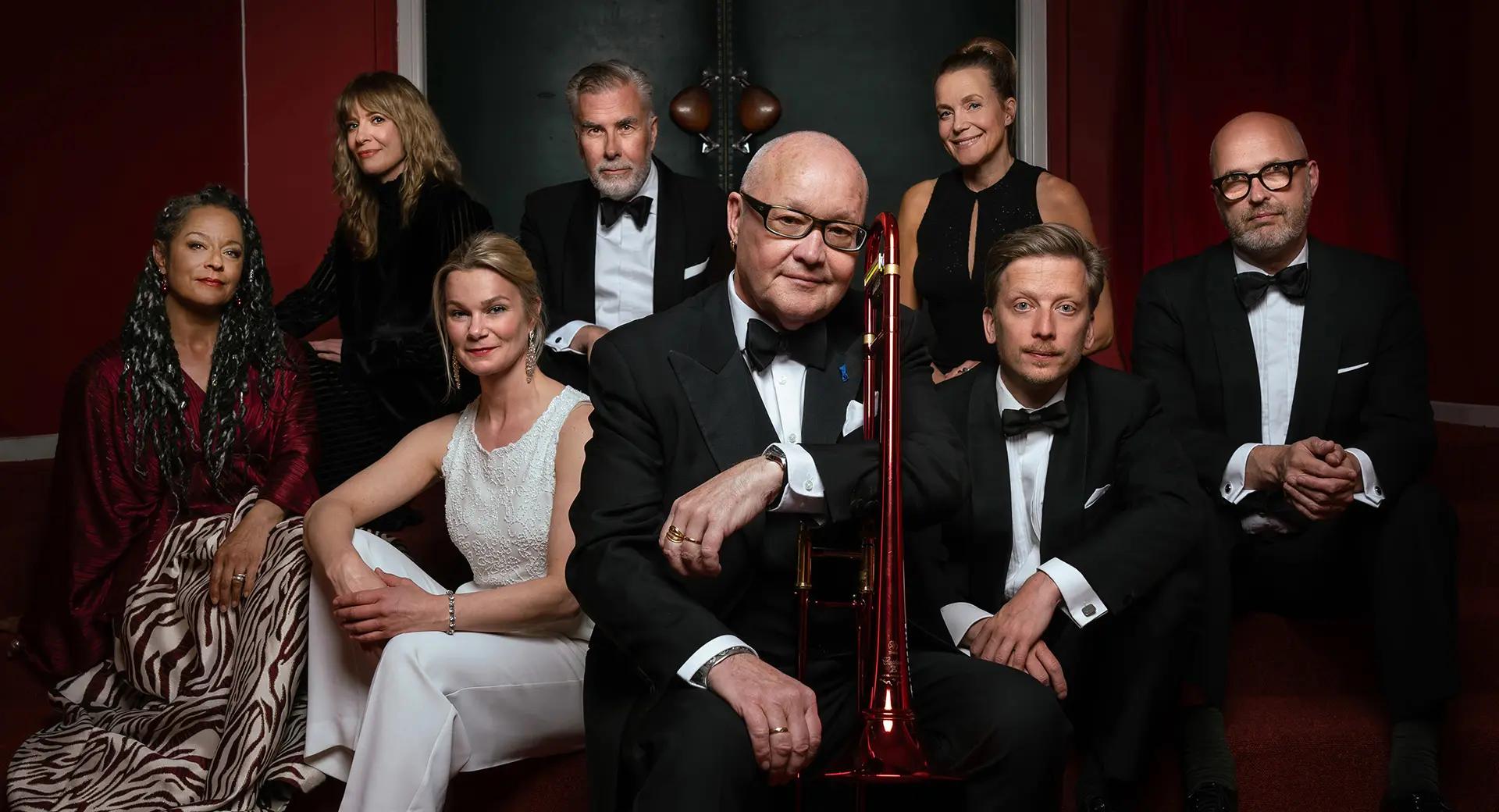 Nils Landgren i mitten omgiven av musiker.