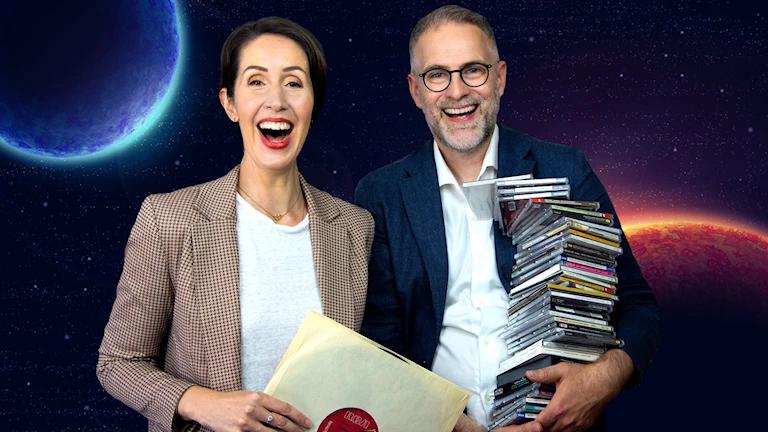 Clara Törnvall och Johan Korssell med skivor i famnen. I bakgrunden syns planeter.