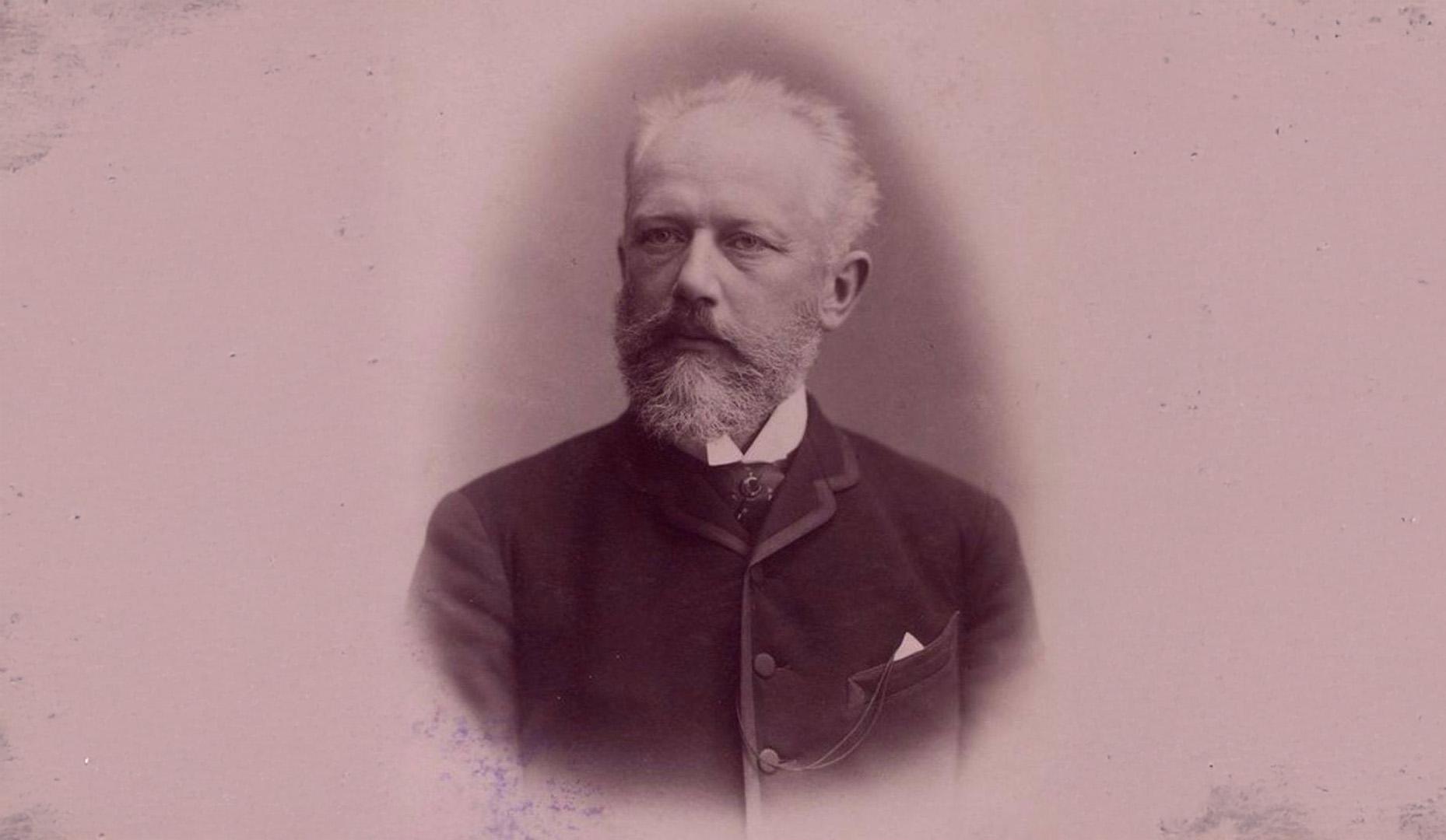 Porträttbild av vithårig Tjajkovskij med skägg och mustasch.