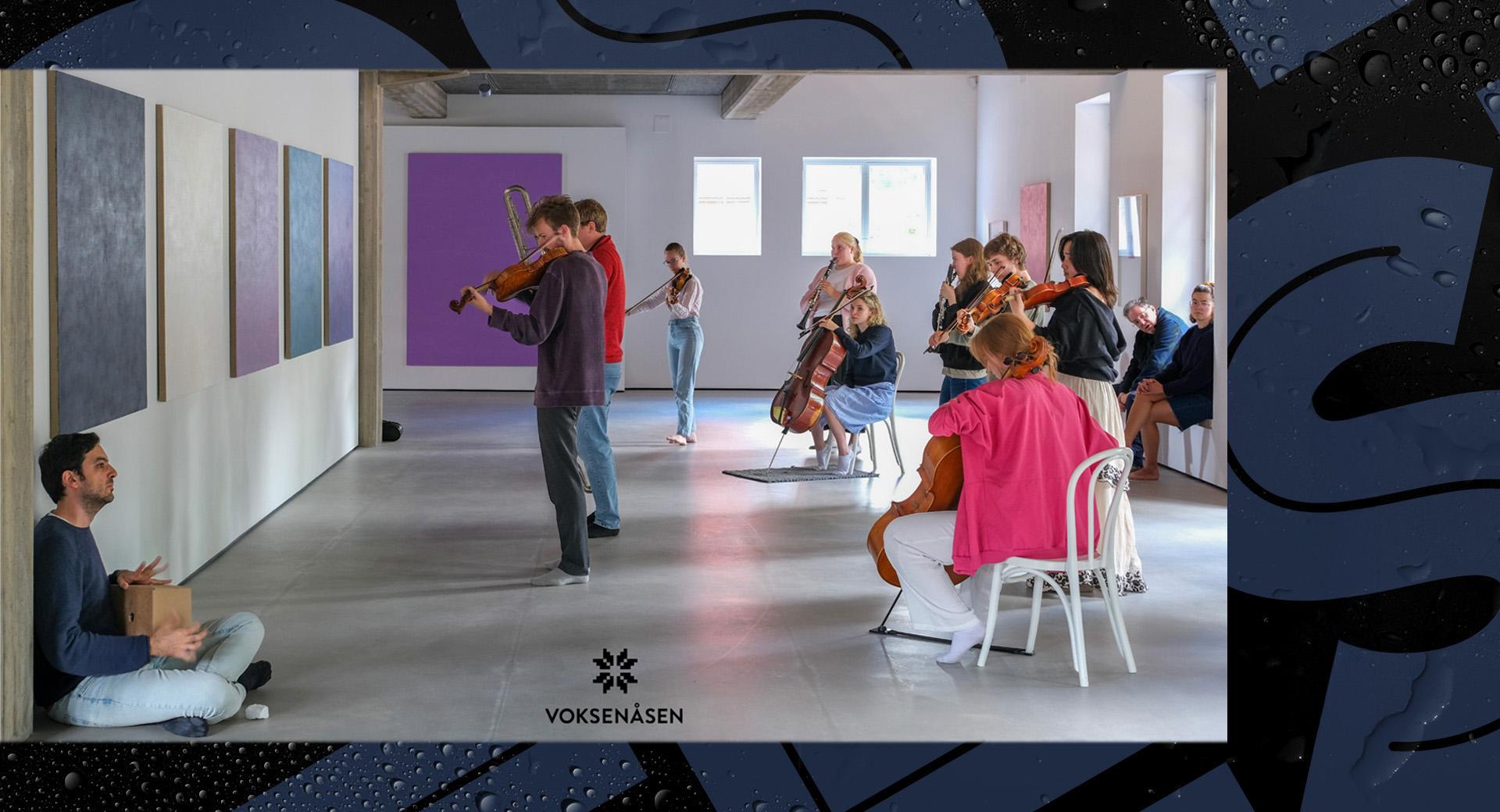 10 instrumentalister är utplacerade i ett gallerirum, somliga stående, andra sittande, med fioler, cellos, blåsinstrument och en percussion-box. På den vänstra väggen hänger stora minimalistiska målningar i olika färger - en svart, en beige, en blå och tre lila. Utmed den högra och den bortersta väggen sipprar dagsljus in från fönstren. I en av fönsterkarmarna sitter ytterligare två personer och lyssnar.