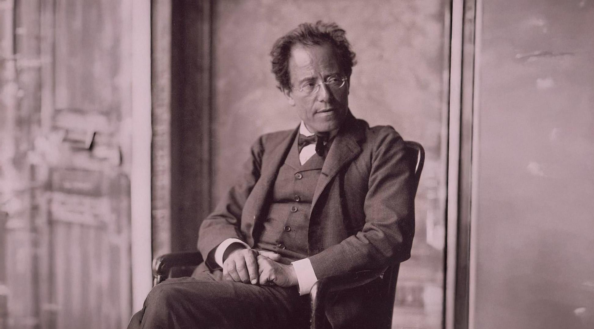Gustav Mahler som sitter på en stol