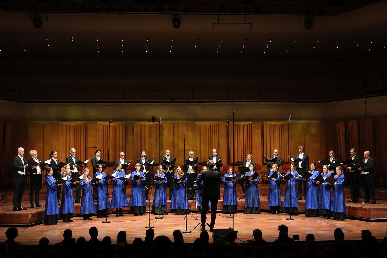 Radiokören på scen i Berwaldhallen. Jubileumskonsert.