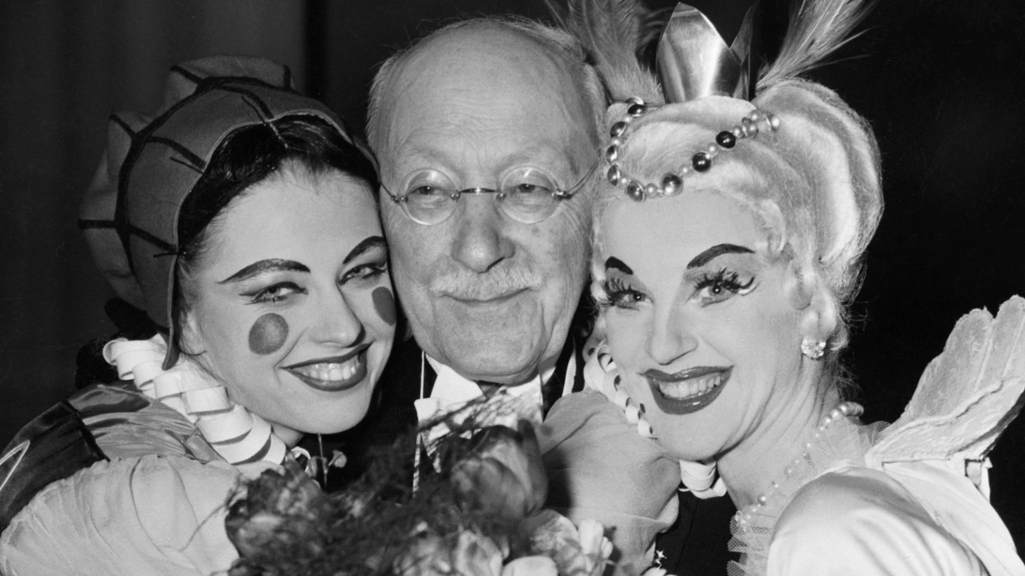 Hugo Alfvén flankerad av två kvinnor vid en hyllningskonsert på Kungliga operan 1957.